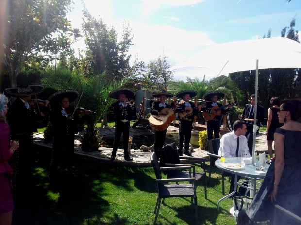 Mariachis cantando durante el cóctel en la hacienda Las Flores, Zaragoza