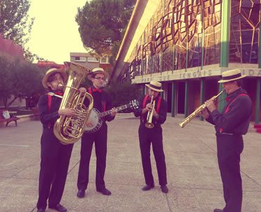 Dixie band a la salida de una iglesia