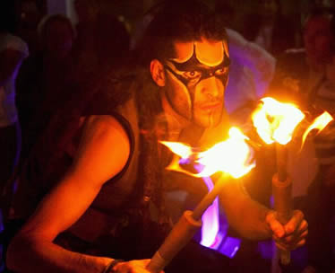 Malabaristas de luces y fuego