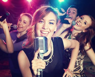 chicas cantando en un karaoke