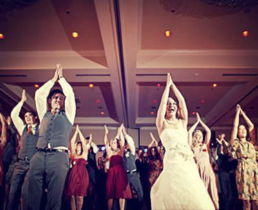 invitados bailando en una boda