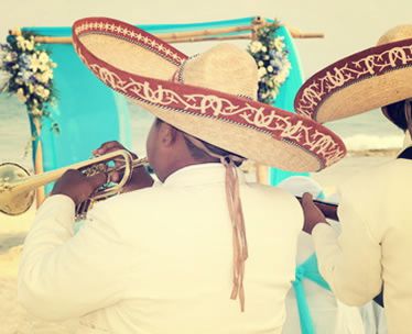 mariachis animando coctel en una boda vintage