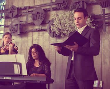 tenor cantando en una boda