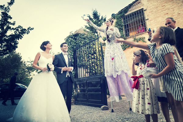 zancudo lanzando flores a la entrada de los novios